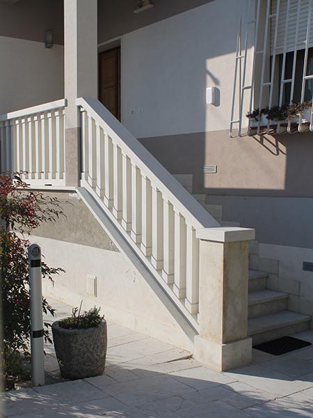 ringhiera e scale in pietra