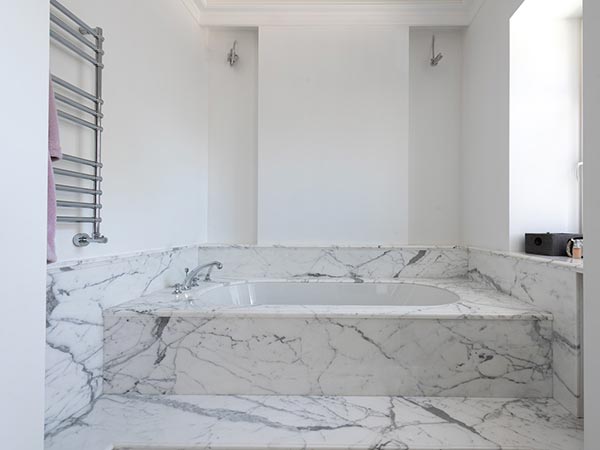 Vasca da bagno in marmo